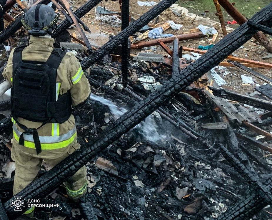 Росіяни масовано обстріляли Чорнобаївку: є поранені